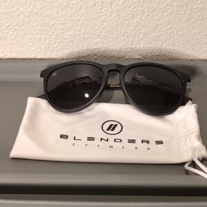 Blenders Polarized Sunglasses North Park Matte Black NWOT